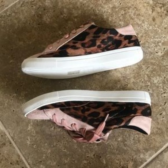 ❗️last 1❗️ Pink Leopard and Star Sneakers Size 6 - Picture 4 of 5